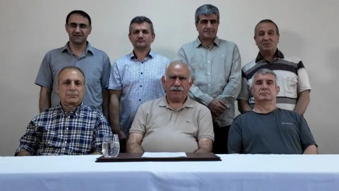 İmralı'dan Gelen Mesaj Türkiye Gündeminde! Öcalan, PKK'ye Silah Bırakma Talimatı Verdi