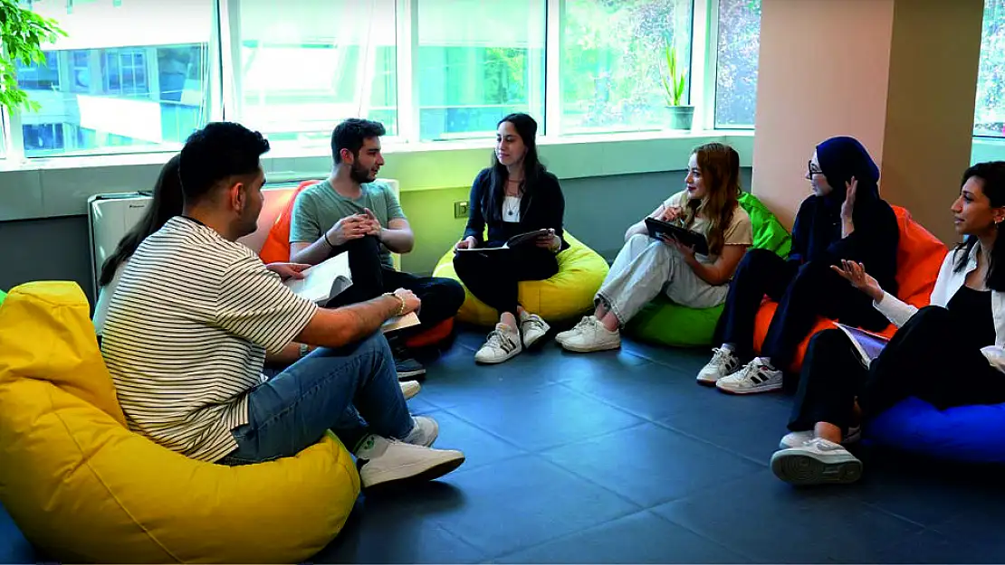 İnsan ve Toplum Bilimleri Fakültesi geniş kariyer fırsatları sunuyor!