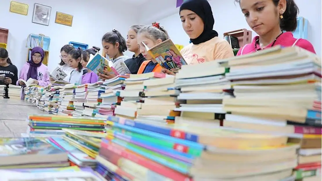 İstanbul'da Öğretmen, Öğrenci ve  Veli İş Birliğiyle Toplanan Kitaplar  Siirt'e Gönderildi
