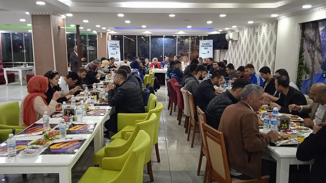 İTTİFAK ADAYLARI KADIN VE GENÇLİK KOLLARI İLE YEMEKTE BİR ARAYA GELDİ