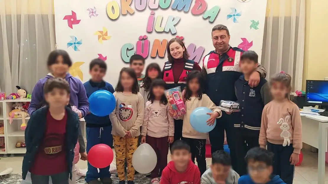 JANDARMA DEPREM MAĞDURU ÇOCUKLARI UNUTMADI