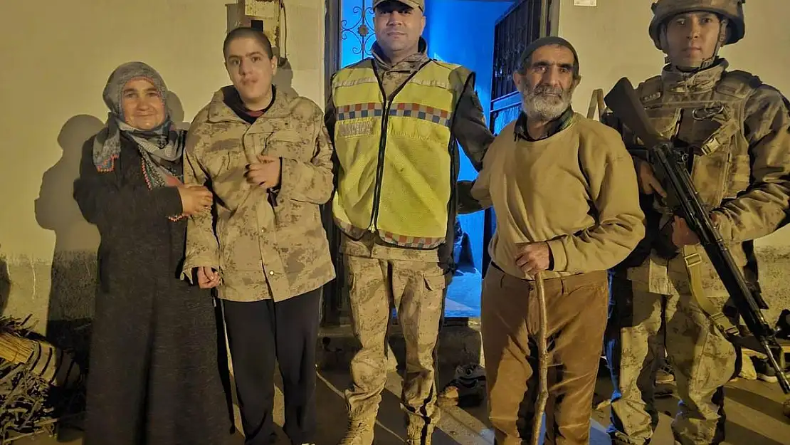 Jandarma Ekipleri Kaybolan Engelli Çocuğu Ailesine Kavuşturdu!