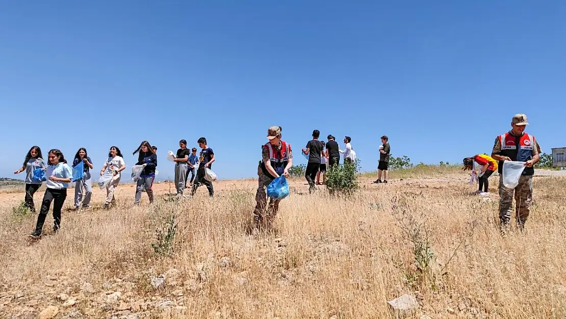 Jandarma ve Öğrenciler Botan Vadisinde Çevre Temizliği Yaptı