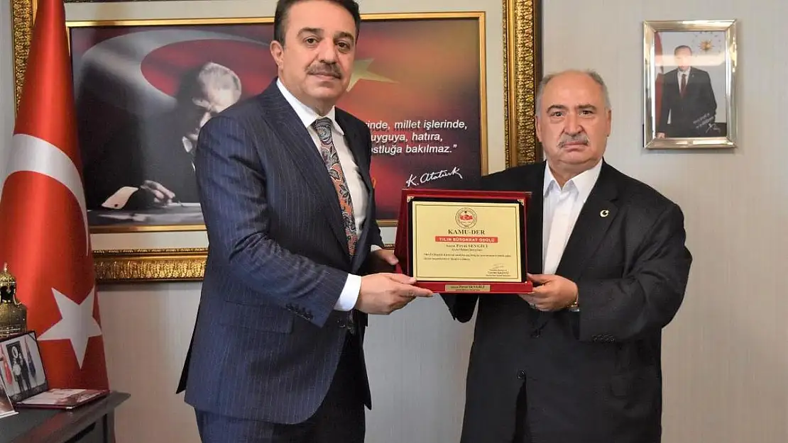 KAMU-DER'İN YILIN BÜROKRAT ÖDÜLÜ İÇİŞLERİ BAKAN DANIŞMANI FEVZİ SEVGİLİ'NİN OLDU