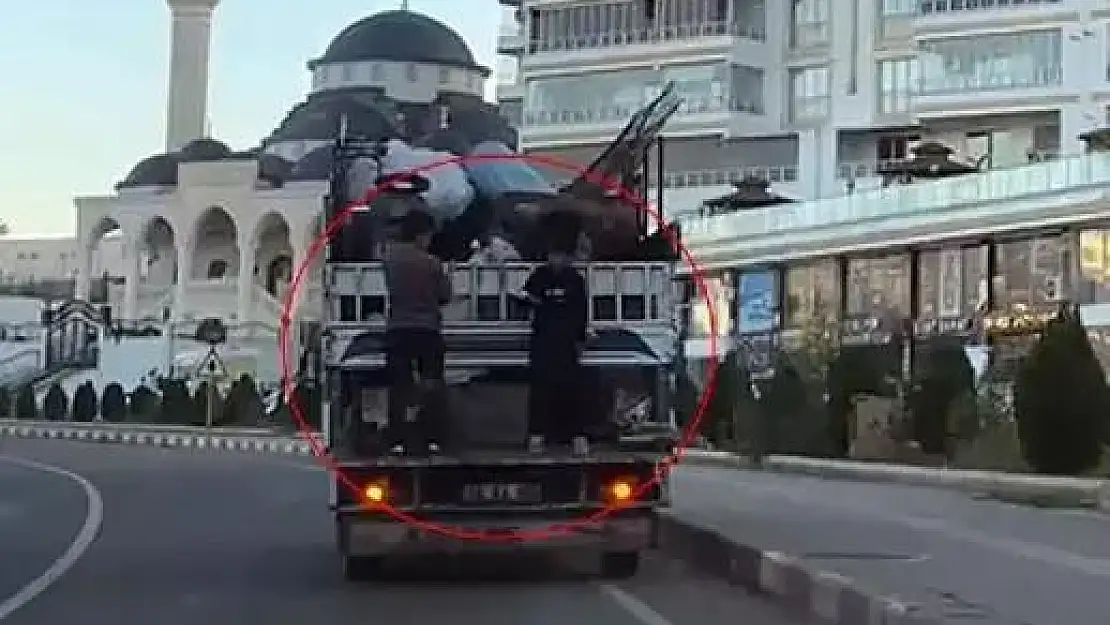 Kamyonet Arkasına Asılan Çocukların Tehlikeli Yolculuğu!