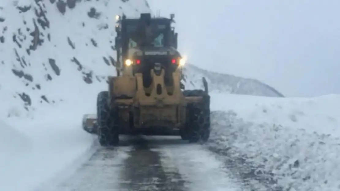 KAR KÖY YOLLARINI KAPATTI! EKİPLER SEFERBER OLDU