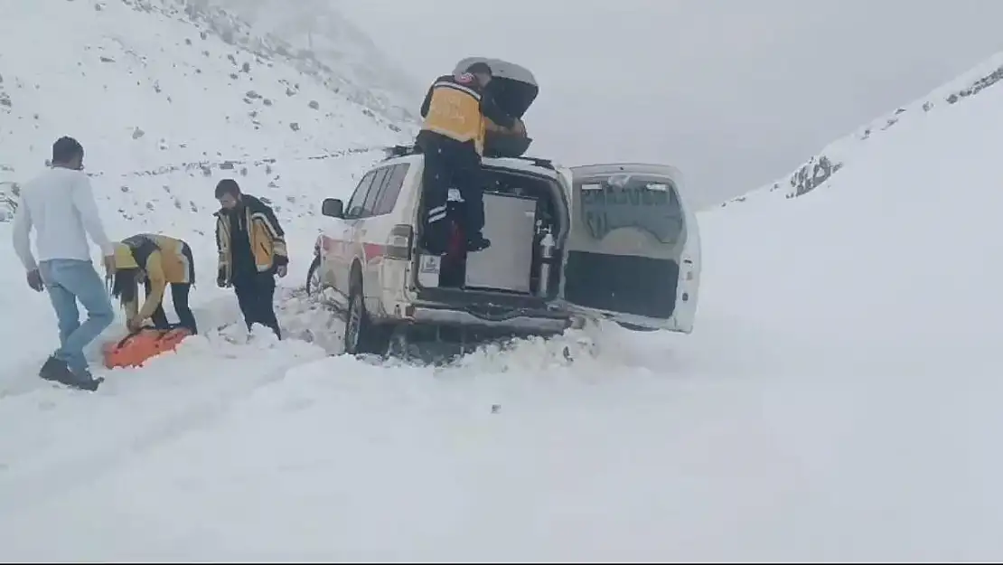 Kar Nedeniyle Yolda Mahsur Kalan Ambulans ve Hasta Kurtarıldı