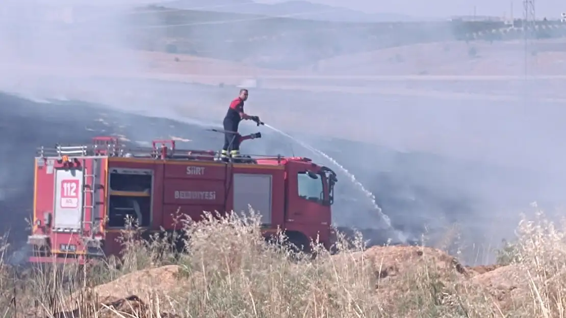 Karganın Çarpmasıyla Çıkan Yangında 30 Dönüm Arpa Küle Döndü! Siirt OSB'de Büyük Maddi Zarar