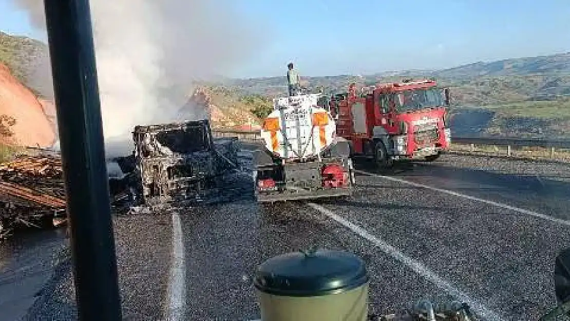 Kereste Yüklü TIR Yandı