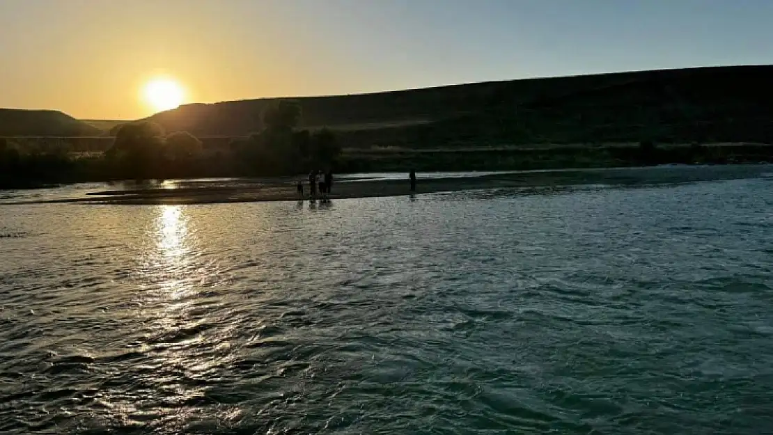 Kezer Çayı'nda Mahsur Kalan 5'i Öğrenci 11 Kişi Kurtarıldı