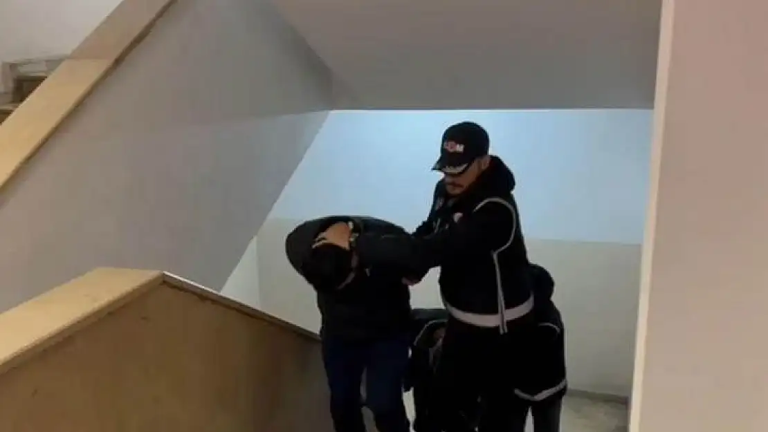 Kırmızı Bültenle Aranan 2 Kişi İstanbul'da Yakalandı