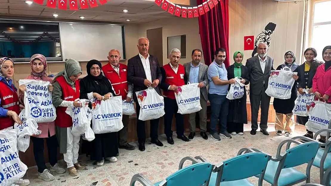 Kızılay, Baykan'da Öğrencilere Giyim Yardımında Bulundu