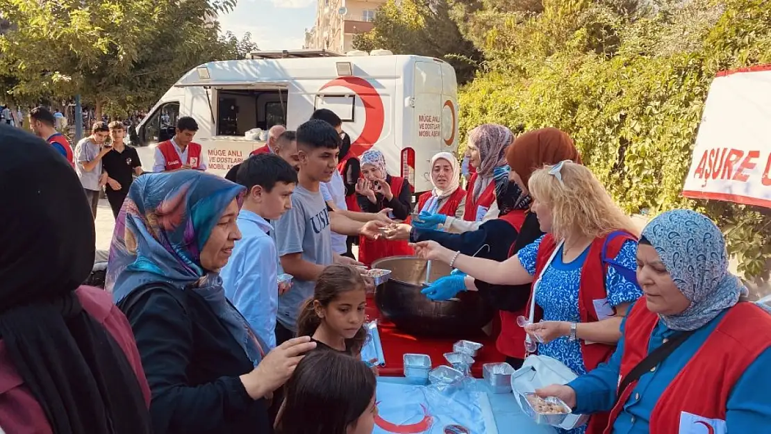 Kızılay'dan Siirt'te Dayanışma Günü: Aşure Dağıtımı Gerçekleşti