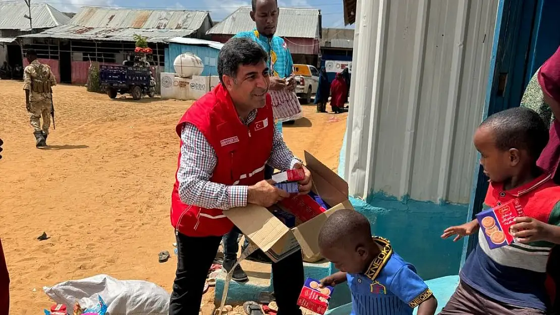 Kızılay Yönetim Kurulu Üyesi Yener Tanık, Somali'de Kurban Eti Dağıttı