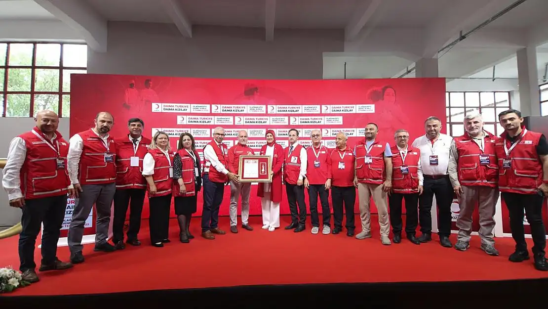 Kızılay'ın Yeni Genel Başkanı Prof.Dr.Fatma Meriç Yılmaz Olurken,   Siirtli Hemşerimiz Yener Tanık, Yeni Yönetimde de Yer Aldı