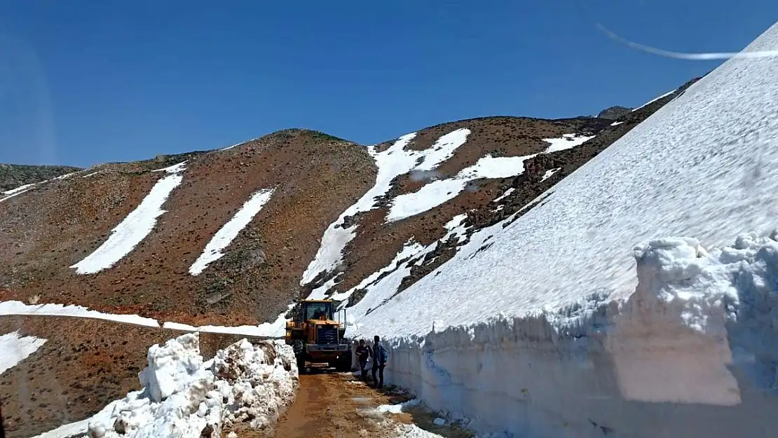 Köy Yoluna Düşen Kar ve Kayalar Temizlendi
