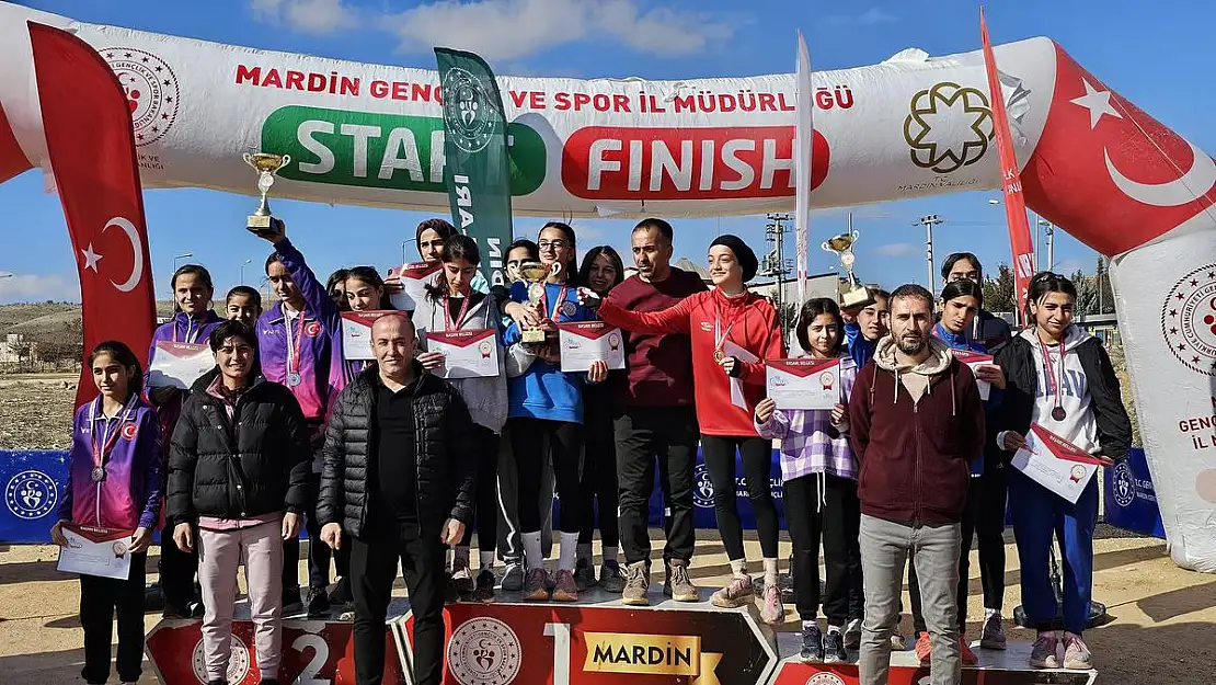 Kros Grup Yarışlarında Siirt Orgeneral Eşref Bitlis Ortaokulu Takım Halinde Birinci Oldu