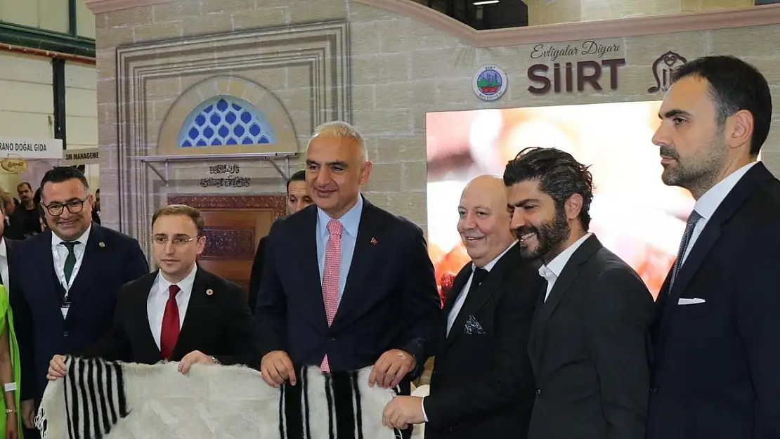 KÜLTÜR VE TURİZM BAKANI MEHMET NURİ ERSOY SİİRT STANDINI ZİYARET ETTİ