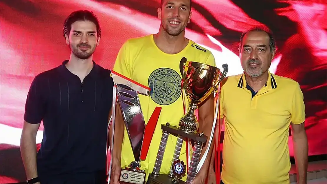 Kupa Galatasaray'dan alındı, Fenerbahçe'ye verildi