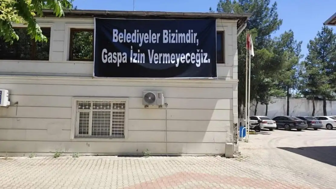 Kurtalan Belediyesi, ''Belediyeler Bizimdir Gaspa İzin Vermeyeceğiz'' Pankartı Astı
