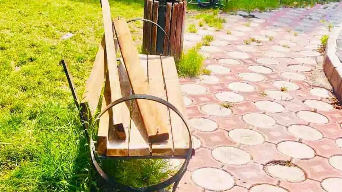 Kurtalan'da Parktaki Oturaklara Zarar Verildi