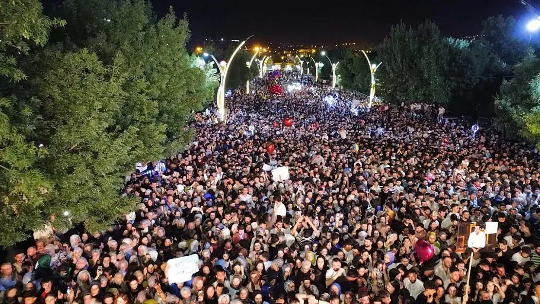 Kurtalan'da Rojda Şenses Rüzgârı: Halk Konserine Yoğun İlgi