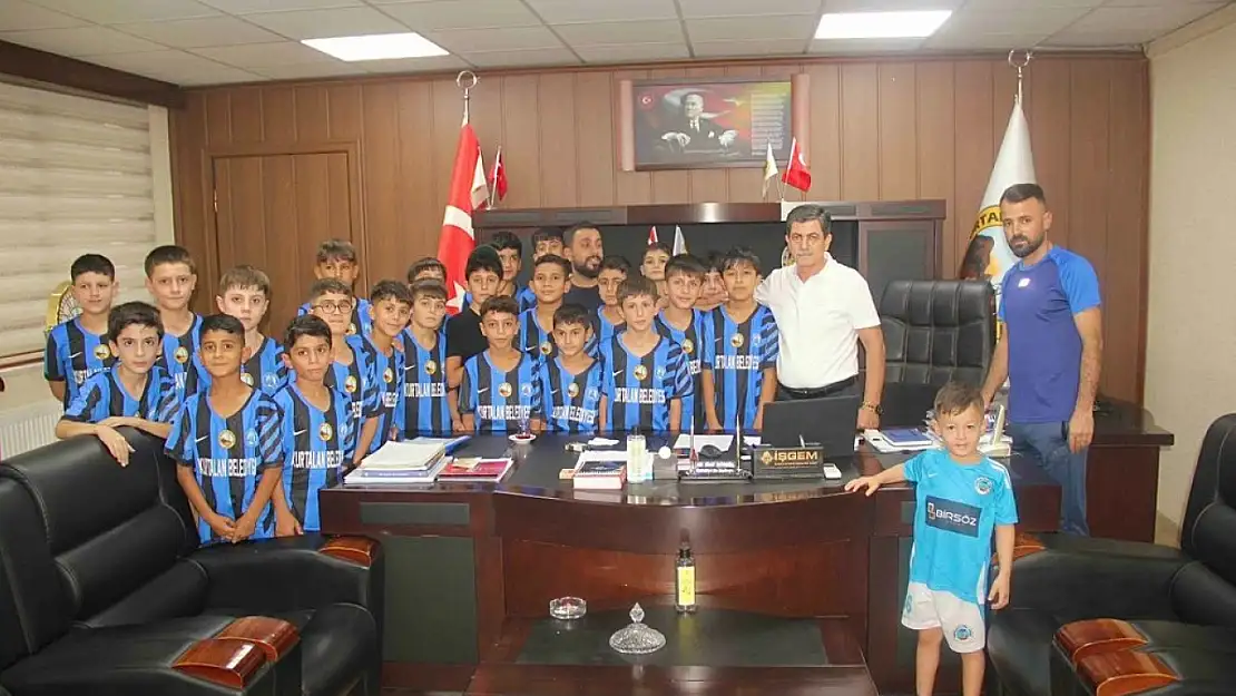 Kurtalan Futbol Okulu Öğrencilerinden Eşbaşkan Bingöl'e Anlamlı Ziyaret