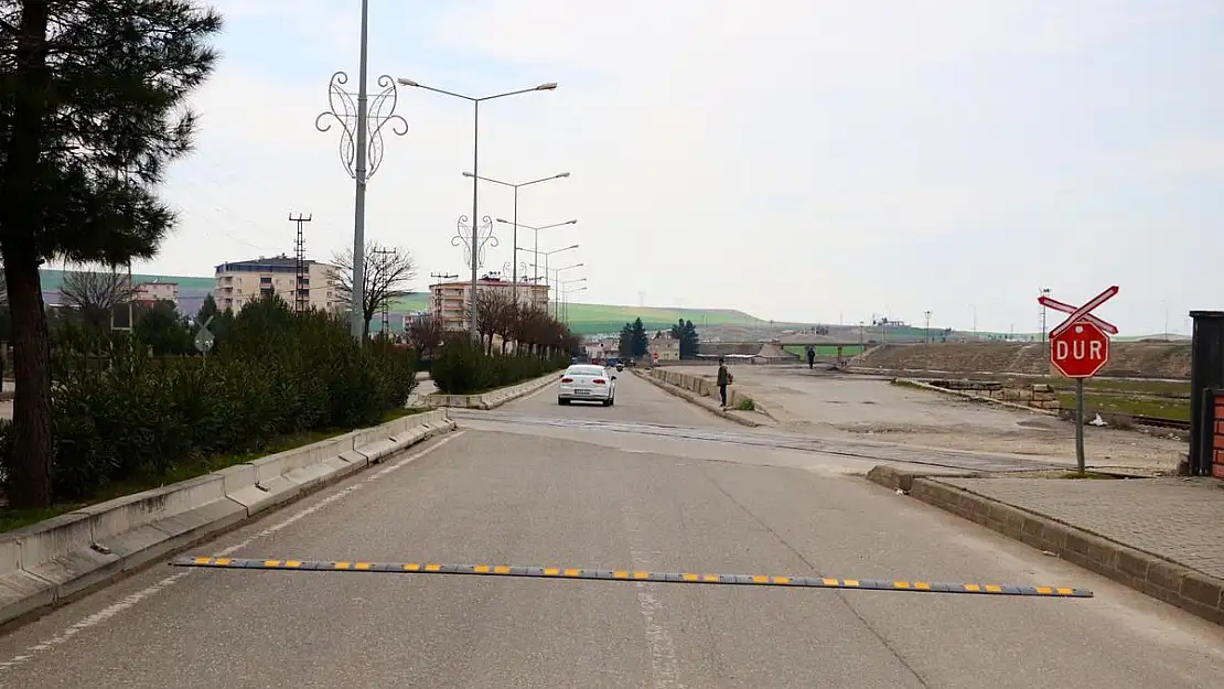 Kurtalan'da Hemzemin Geçitlerin Önün Hız Kesici Kasisler Yapıldı