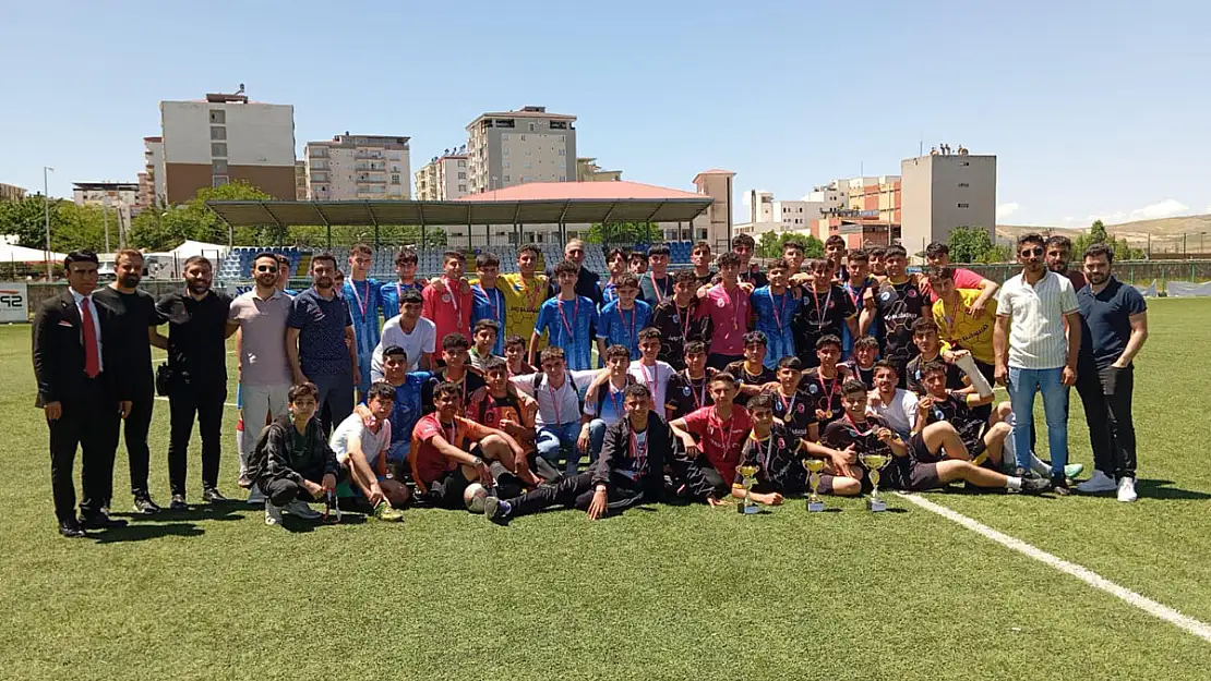 Kurtalan'da Siirt Genelindeki  Lise Futbol Takımlarının Katıldığı  Turnuva Düzenlendi