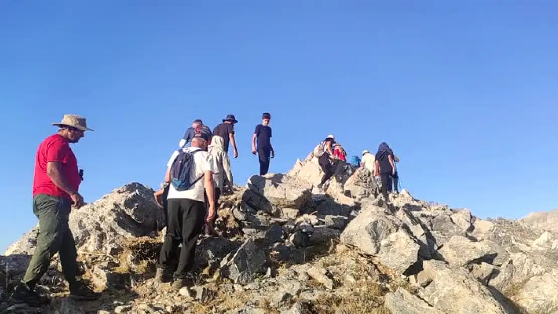 Mereto Dağının  Zirvesine Tırmandılar