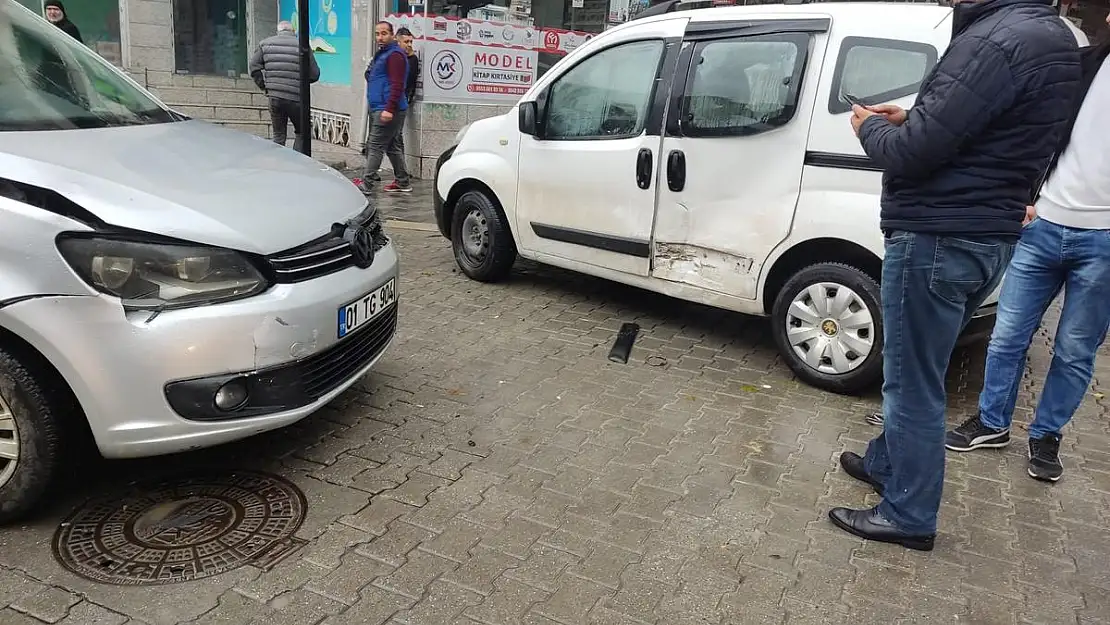 Metin Arıtürk Caddesinde Maddi Hasarlı Trafik Kazası