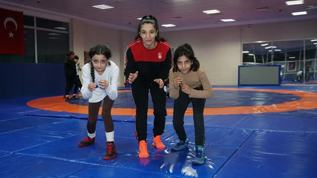 Milli Güreşçimiz, Minik Sporcuların İsteğini Geri Çevirmedi!