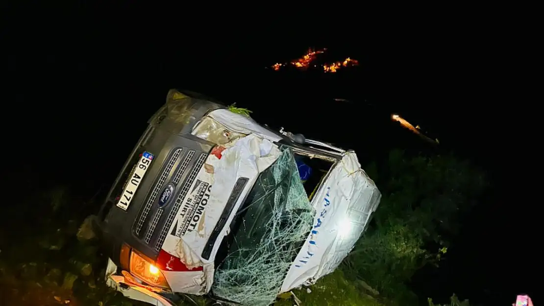 Minibüs Şarampole Devrildi: 1'i Kadın 3 Yaralı