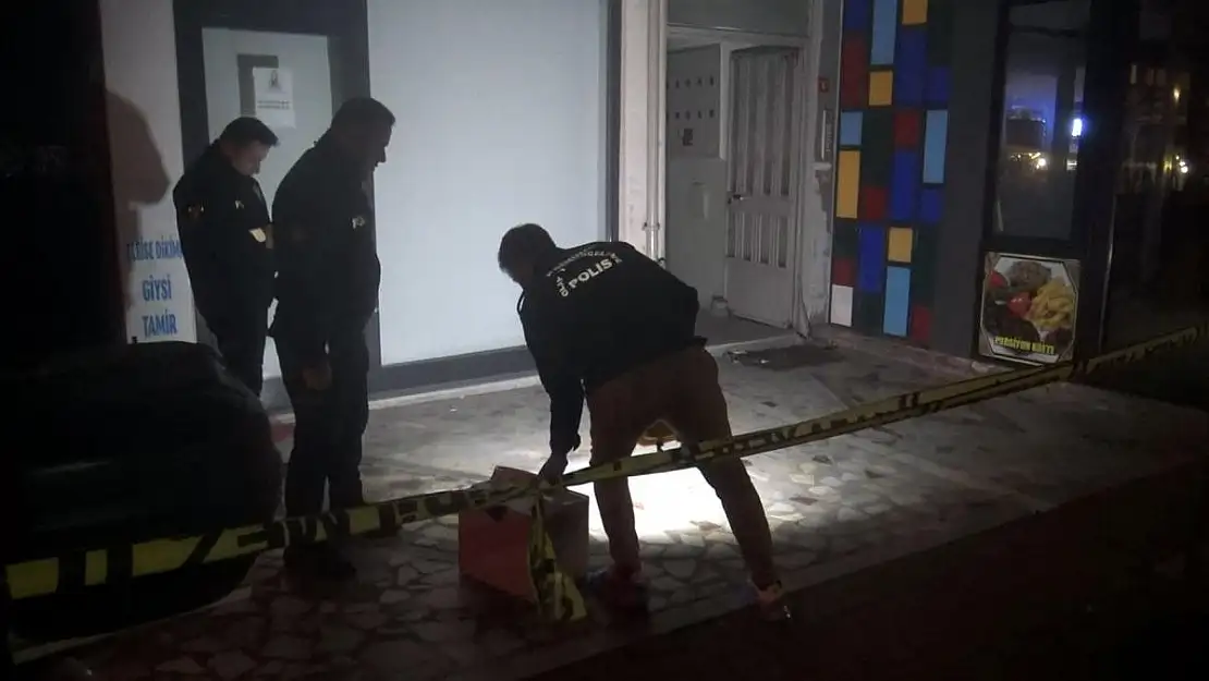 Oğlunu Öldürdü Anne ve Babasınıda Bıçaklayıp Kaçtı