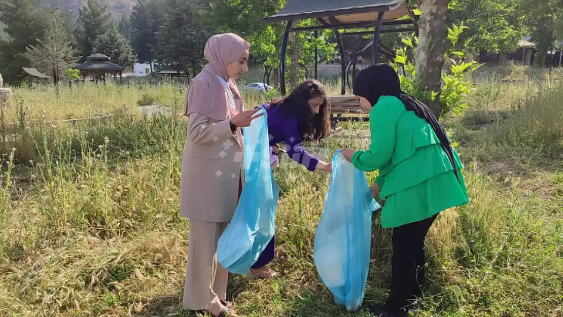 Öğrenciler, Kent Ormanına Atılan Çöpleri Temizledi