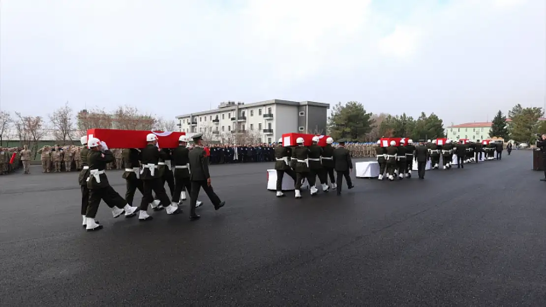 Pençe-Kilit Harekatı Bölgesinde Şehit Olan 6 Askerimiz İçin Şırnak'ta Tören Yapıldı