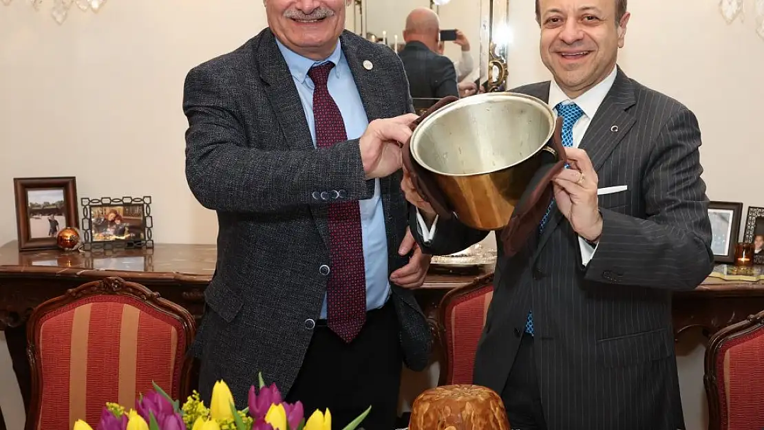 Prag Büyükelçisi Egemen Bağış, Misafirlerine Siirt Perde Pilavı İkramında Bulundu