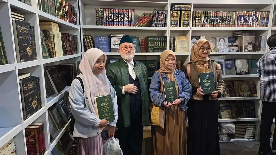 Prof. Dr. Fadıl Geylani, Kahire Kitap Fuarı'na Katıldı