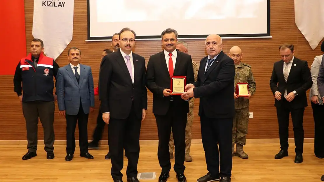 Rektör Şındak Gönüllü Kan Bağışçısı Madalya Töreni'ne Katıldı