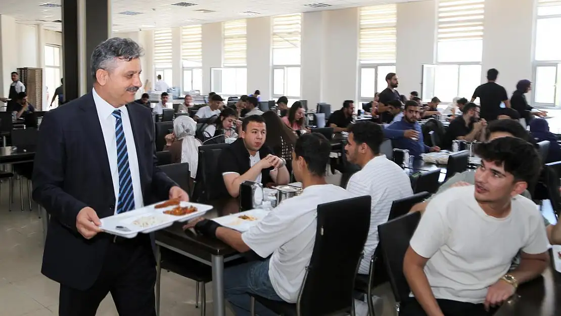 Rektör Şındak Öğle Yemeğini Öğrencilerle Birlikte Yedi