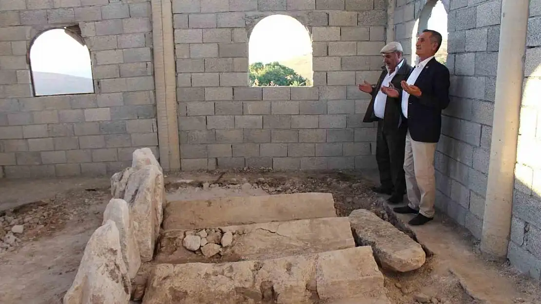Restorasyon Çalışmaları Sırasında  Esrarengiz 3 Mezar Daha Bulundu! Askerler, Elleri Tetikte Nöbet Tutuyor