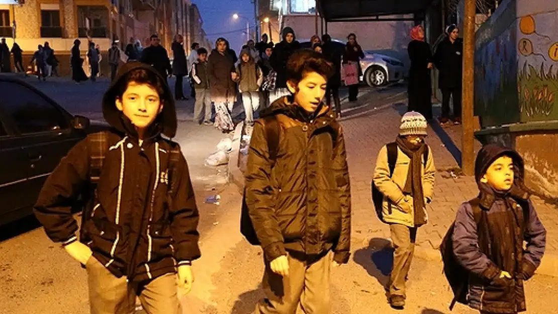 Sabahın Karanlığında Okullara Giden Çocuklar