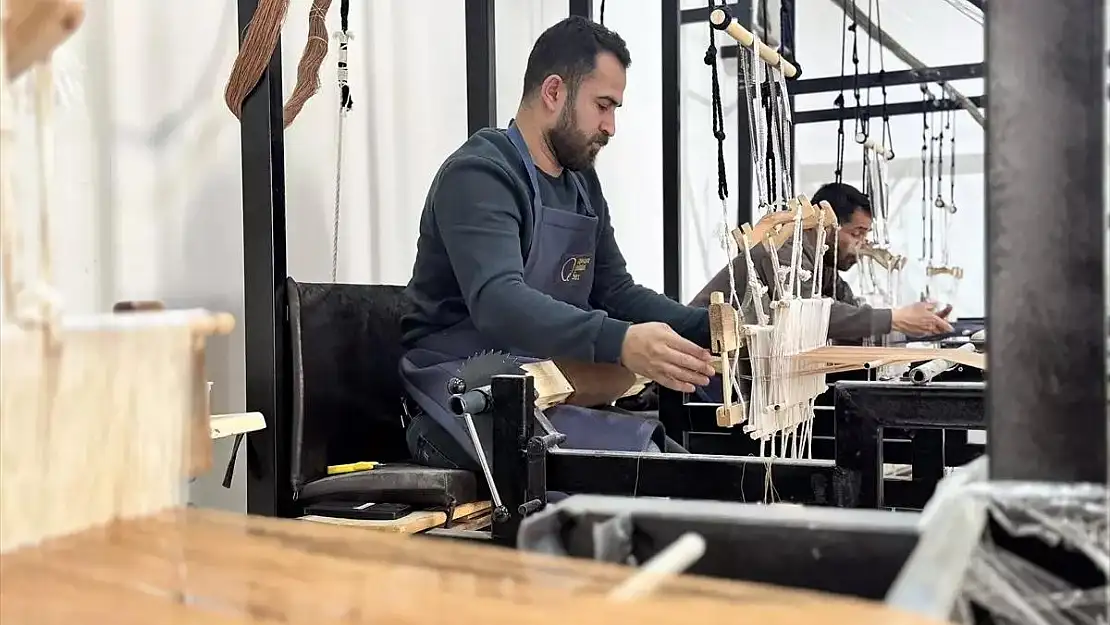 Şal Şepik Kumaş, Usta Ellerde Yeni Tasarımlara Dönüşüyor