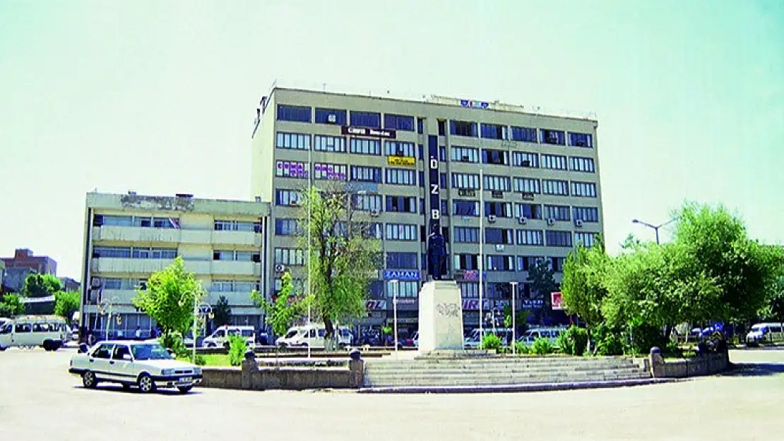 Şehrin Eski Kesiminin Siluetini Bozan Özel İdare İşhanı, İş Bankası Binası ve Eski Kasaplar Hali Yıktırılmalı!