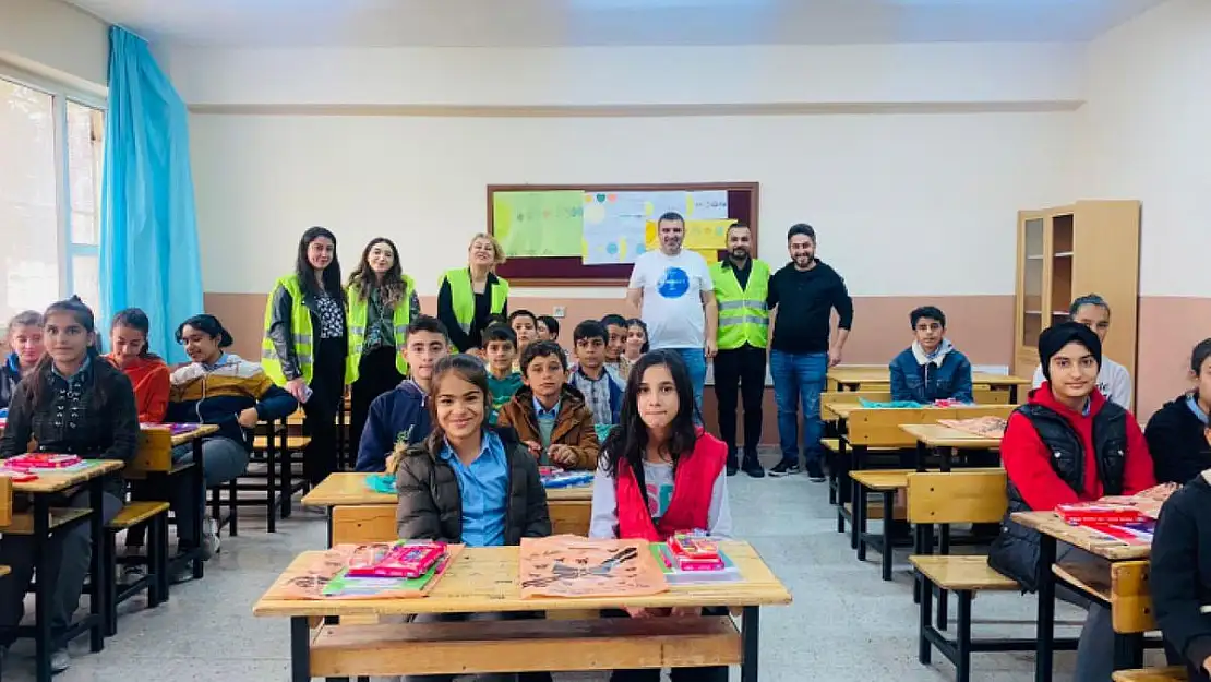 'SEN DE BİR FİDAN DİK PROJESİ' KAPSAMINDA 5 BİN ÖĞRENCİYE KIRTASİYE YARDIMI