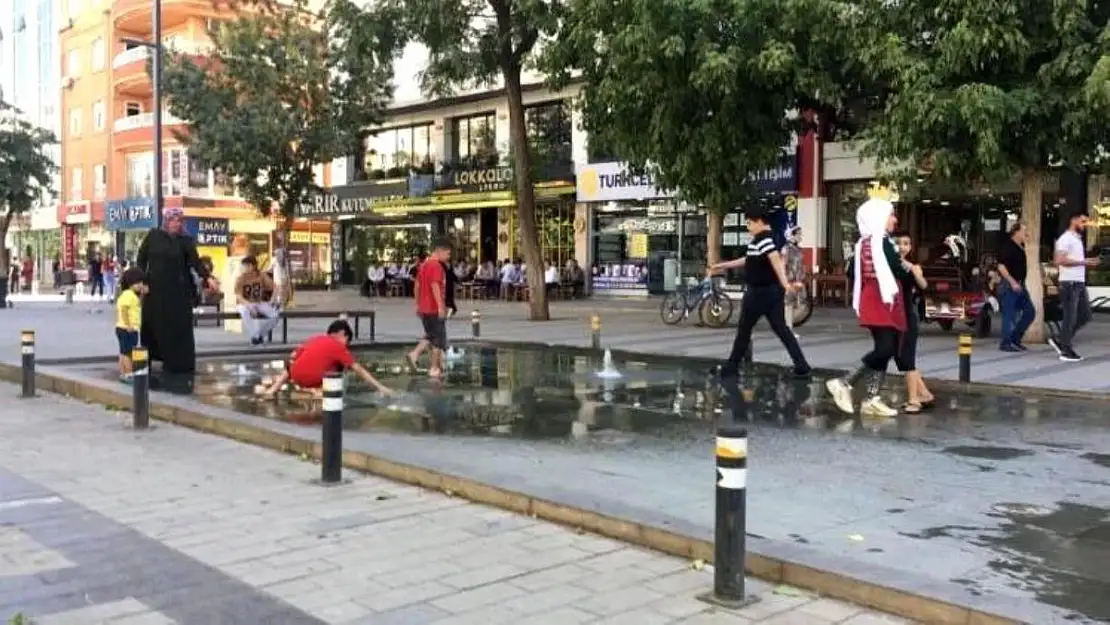 Sıcaktan Bunalan Çocuklar Fıskiyelerle Serinledi