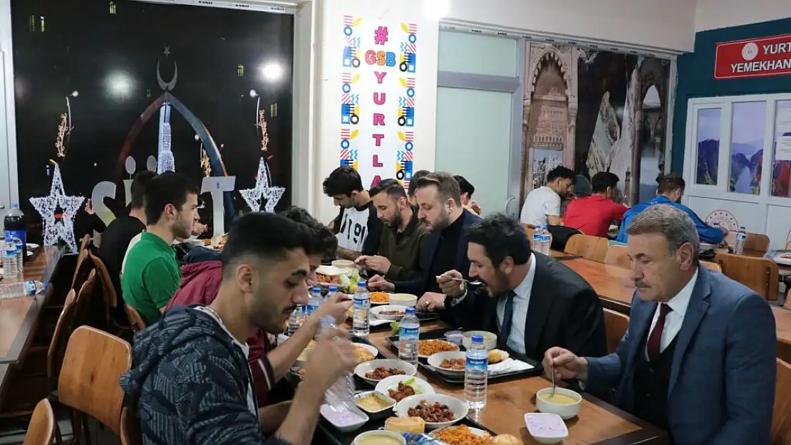 Siirt AK Parti İl Başkanı Av.Özturan, Üniversiteli Gençlerle İftarda Bir Araya Geldi