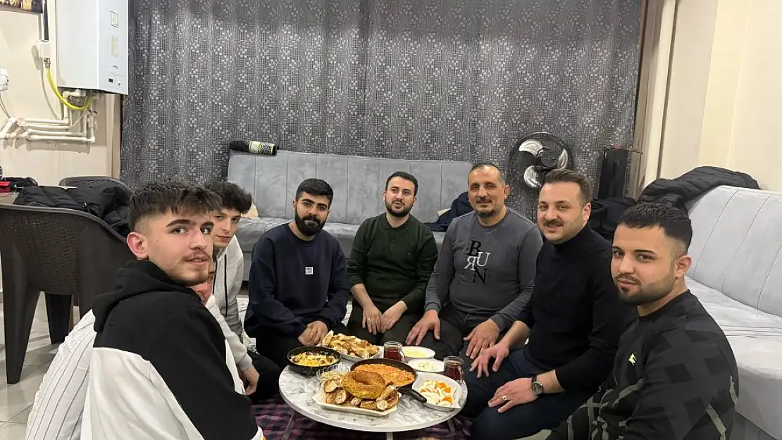Siirt AK Parti İl Başkanı Özturan, Ramazan'ın İlk Sahurunu Gençlerle Yaptı