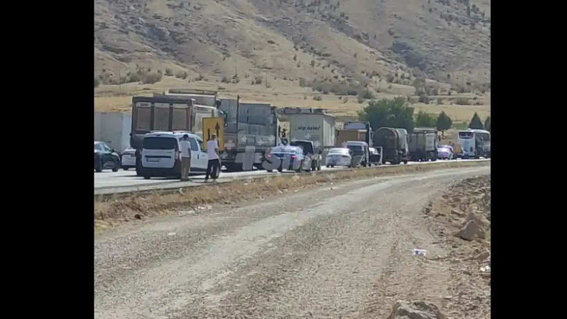 Siirt-Batman Karayolunda Yüzlerce Metre Araç Kuyruğu Oluştu!