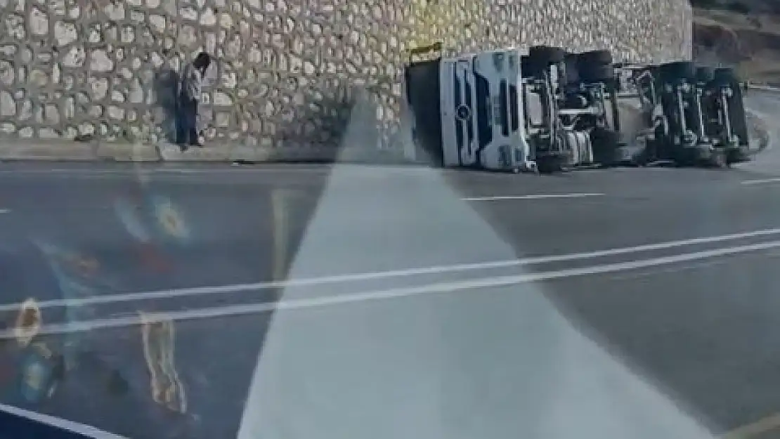 Siirt-Baykan Yolunda Tır Devrildi, Sürücü Sağ Kurtuldu